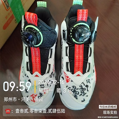 一双特步儿童运动鞋快递到英国