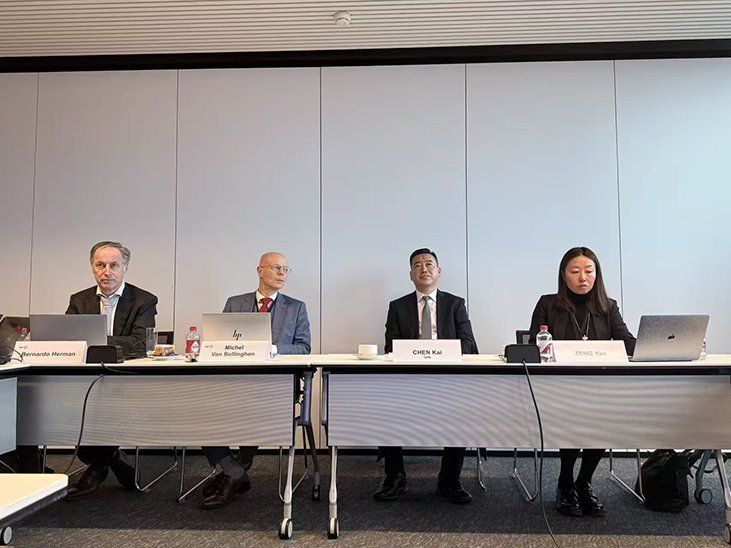 图为陈凯副局长与比利时邮电管理局董事会主席米歇尔·冯·伯灵翰会谈。