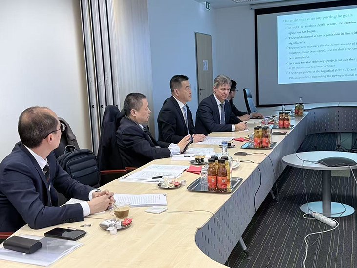 图为陈凯副局长与匈牙利邮政会谈。